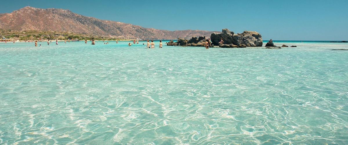 El gran atractivo para el baño está en sus aguas tranquilas y poco profundas