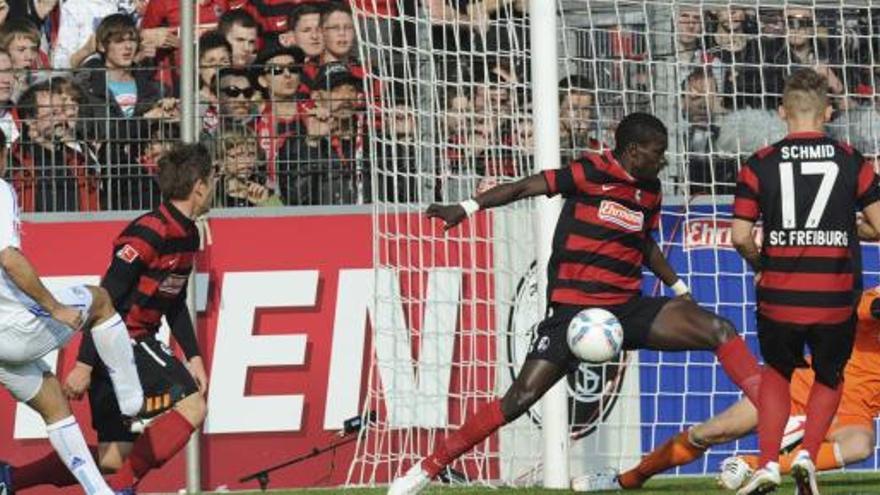 Raul en acción ante los jugadores del Freiburgo, Oliver Sorg, Fallou Diagne, Jonathan Schmid y el portero Oliver Baumann.