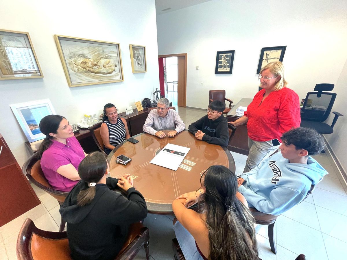 Los alumnos del IES Támara dan a conocer el proyecto 'Pollinator Pack' al alcalde Marco Aurelio Pérez.