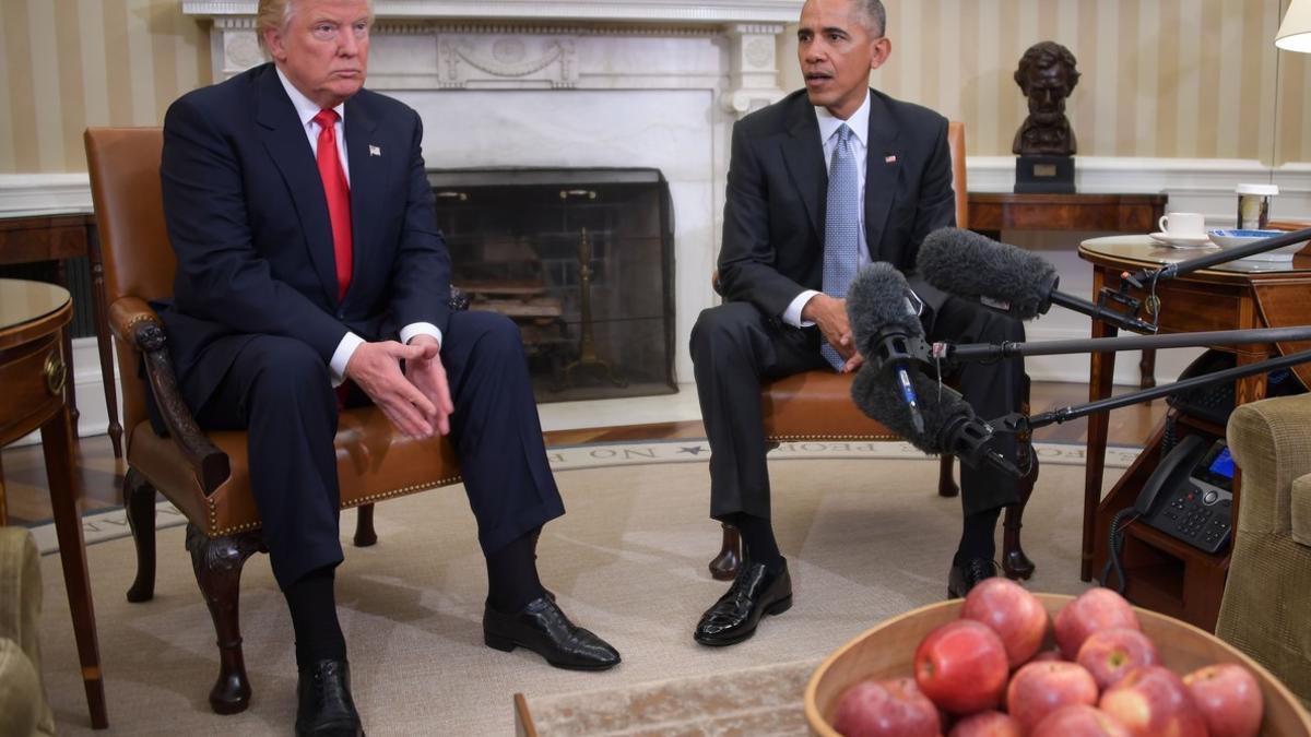 Trump (izq) y Obama, en el Despacho Oval de la Casa Blanca, tras su entrevista, este jueves en Washington.