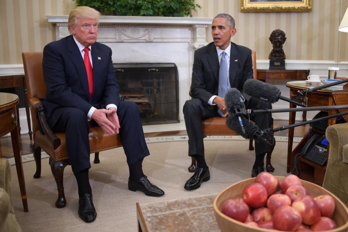 US President Barack Obama meets with President-elect Donald Trump to update him on transition planning in the Oval Office at the White House on November 10, 2016 in Washington,DC.  / AFP PHOTO / JIM WATSON