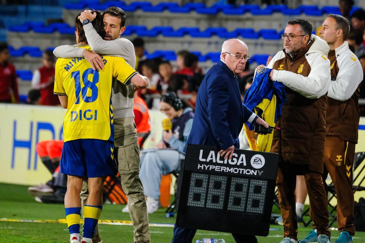 Miyashiro y Luis García se funden en un abrazo ras el cambio del japonés