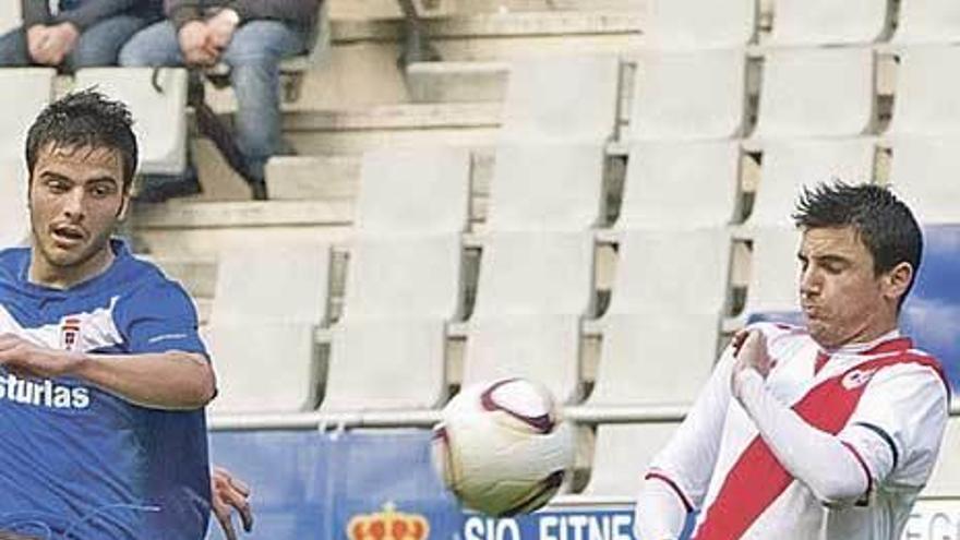 Jorge Sáez disputa un balón a Pelayo en el Tartiere con el Rayo B.