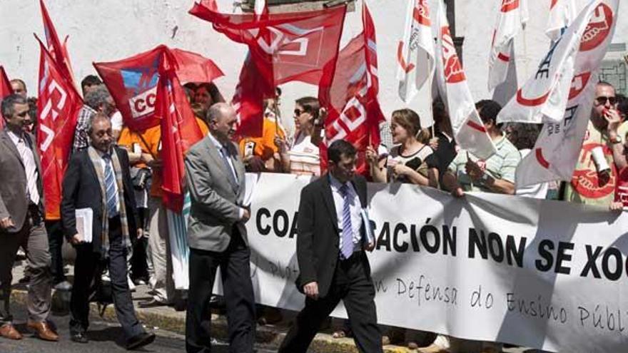 Miembros del Consello Escolar ante la protesta de docentes. //X.Álvarez