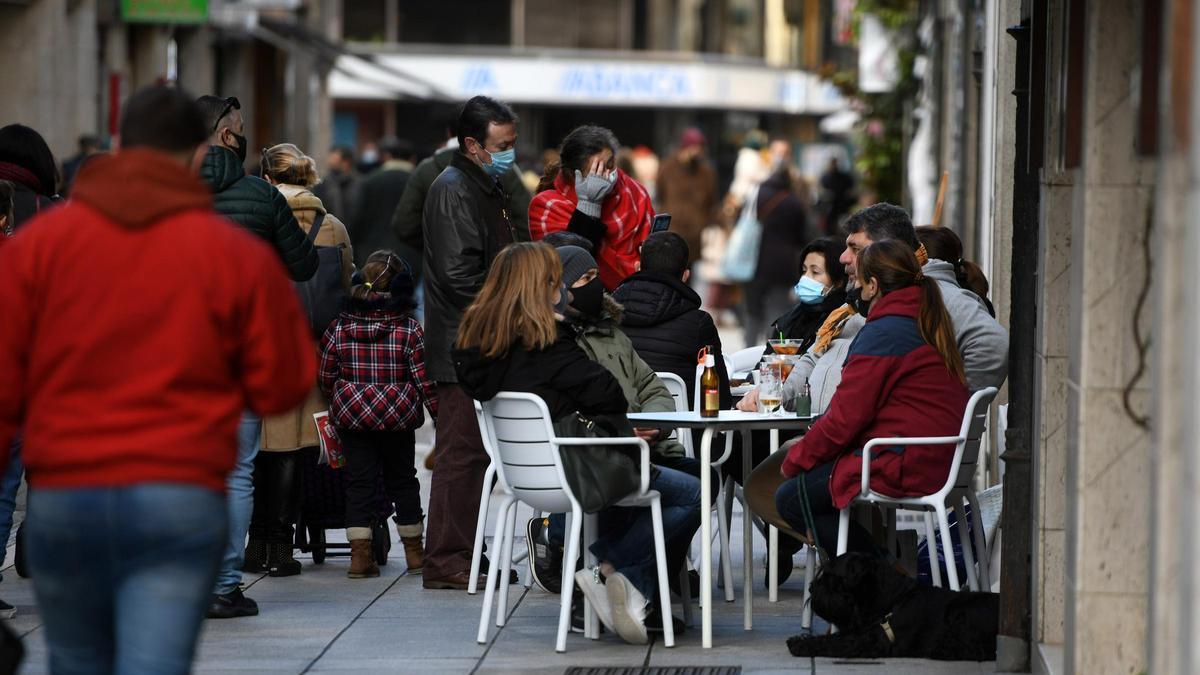 Vecinos en las terrazas del centro de Pontevedra.