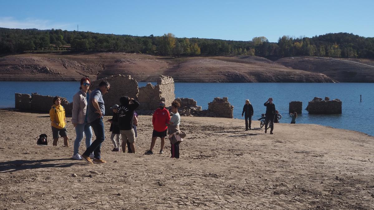 Turismo de sequía en el pantano de Sau