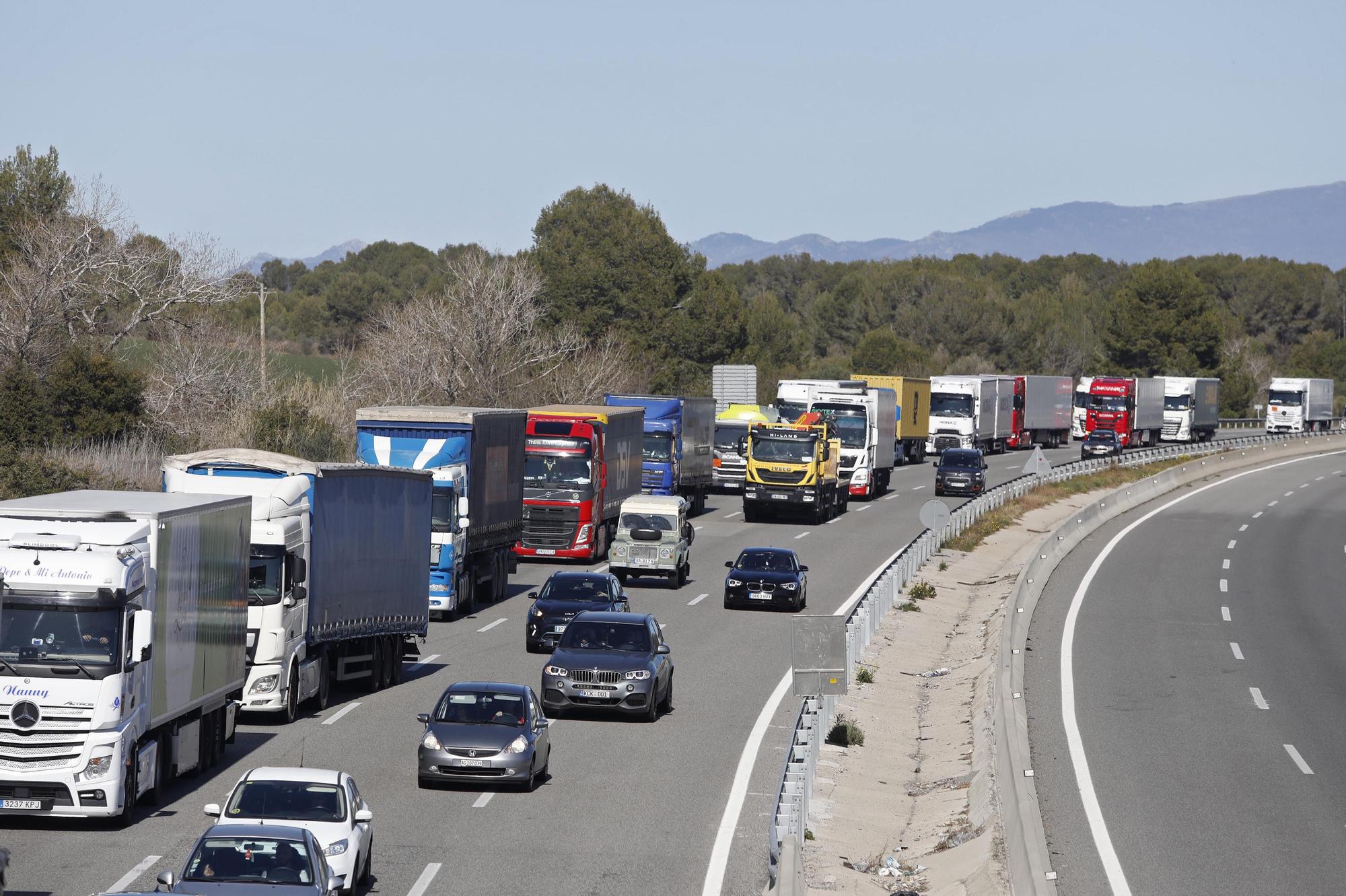 Cues quilomètriques a l'AP-7 a Garrigàs per un nou control policial