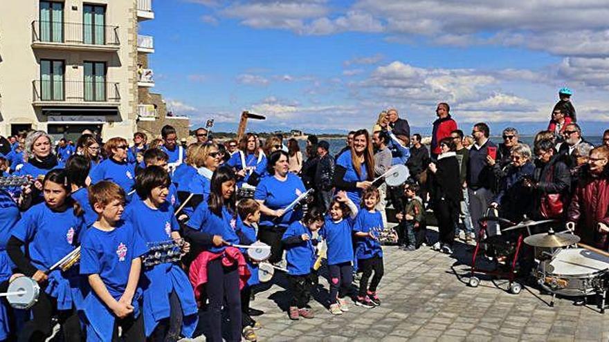 Diferents formacions van fer una cercavila pels carrers de l&#039;Escala