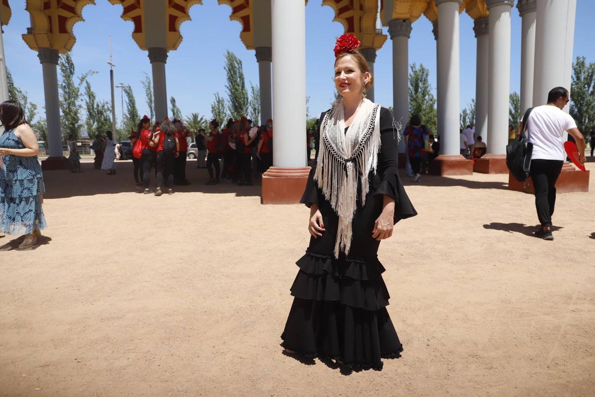 Bárbara Puerto, con traje negro combinado con mantón claro Bárbara Puerto, con traje negro combinado con mantón claro