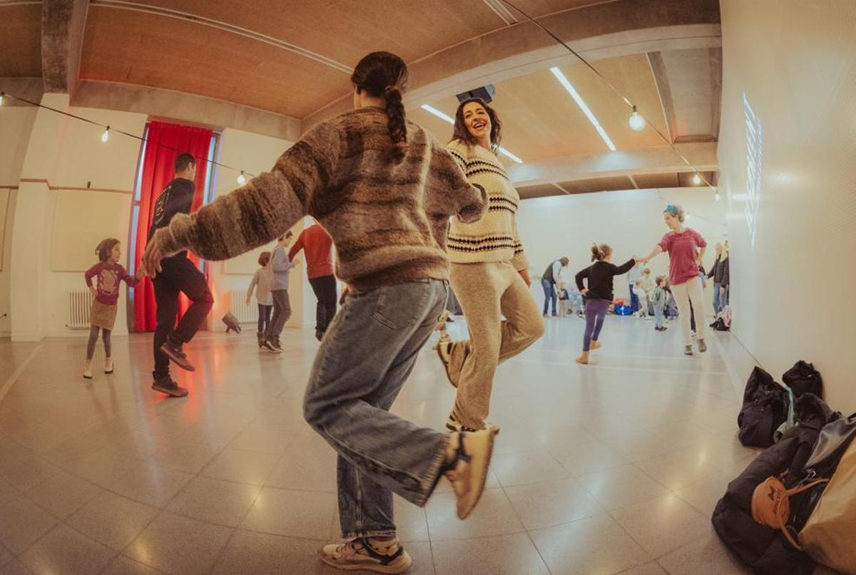 Les famílies gaudint d’un taller de dansa familiar.