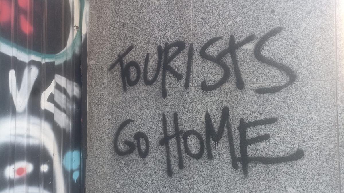 Pintada contra las llegadas de turistas en el centro de Madrid.