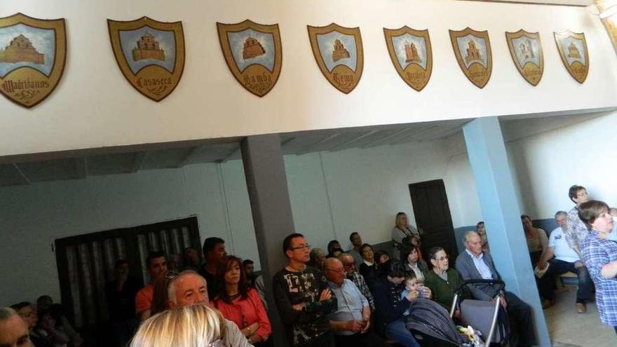 Escudos de los pueblos donde se celebra la fiesta de la Virgen del Aviso colocados en la iglesia de Bamba.