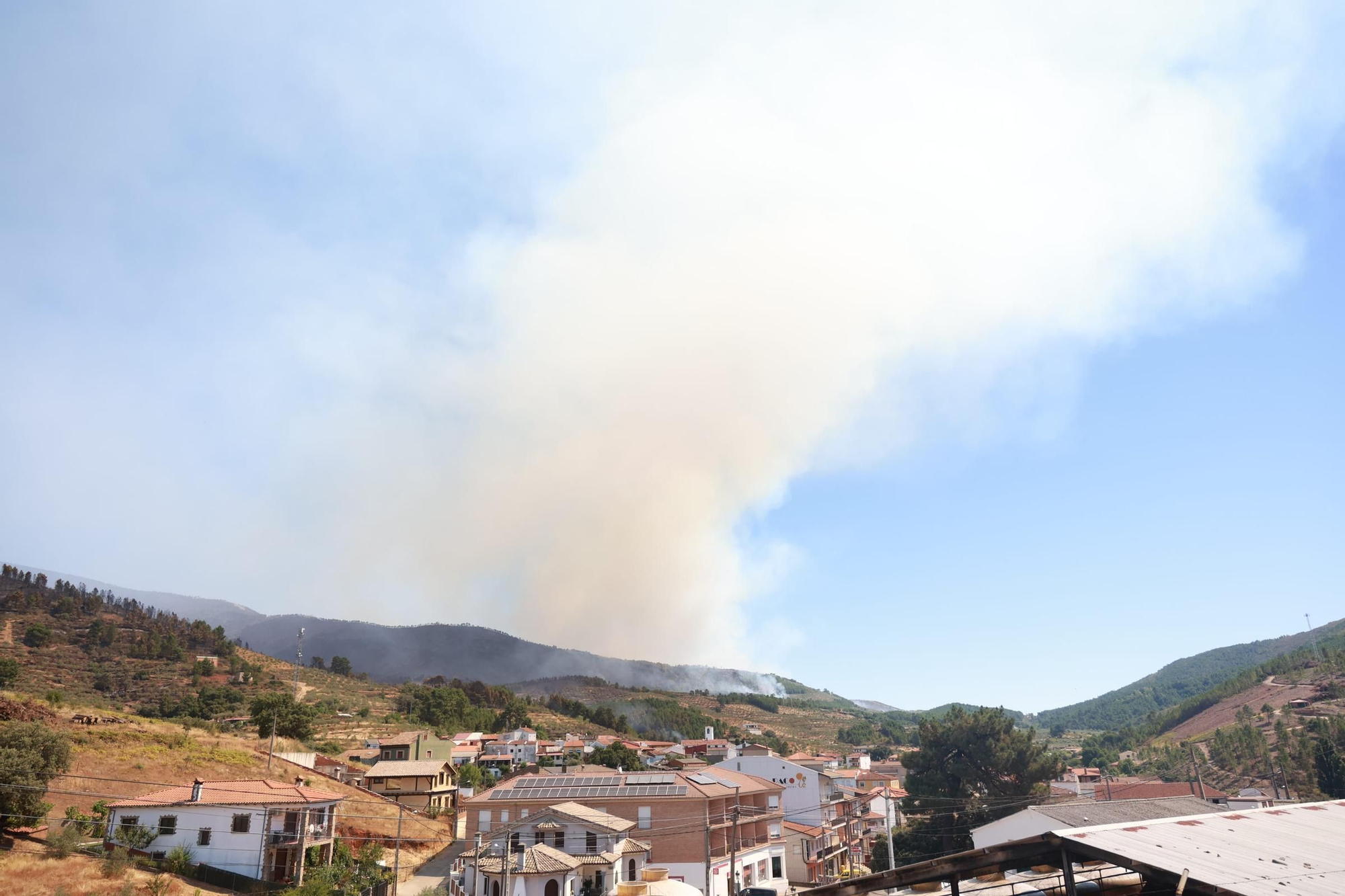 Fotogalería | Así se está desarrollando el incendio en Las Hurdes