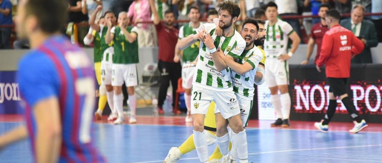 Zequi, Jesulito y Prieto celebran un gol ante el Barcelona en Vista Alegre.