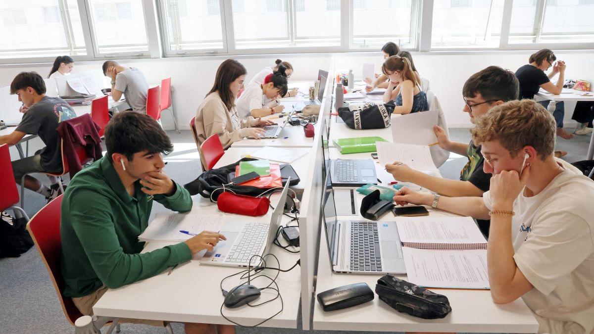 Estudiantes en la biblioteca del Auditorio Mar de Vigo.