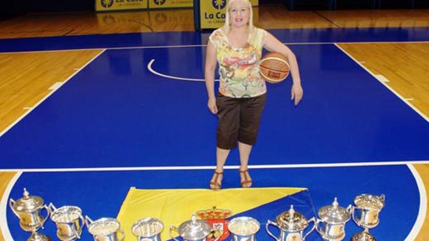 Begoña Santana posa junto a los trofeos correspondientes a las tres tripletas que ha conquistado en el CB Islas Canarias en los Campeonatos de España. | la provincia/dlp