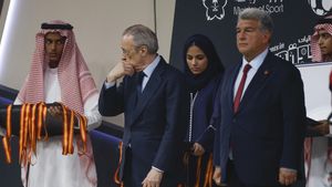 Florentino Pérez, presidente del Madrid, y Joan Laporta, del Barça, en la ceremonia de entrega de medallas tras la final de la Supercopa de España.