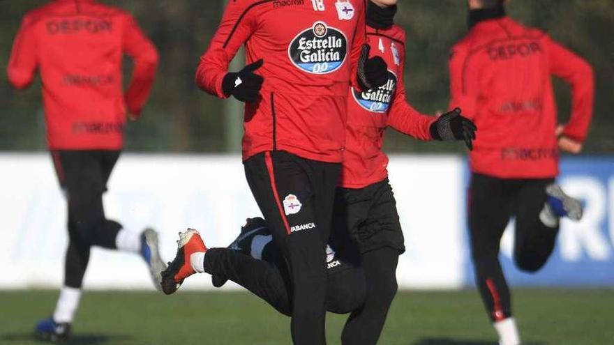 Carlos Fernández, junto a Álex Bergantiños durante un entrenamiento en Abegondo.