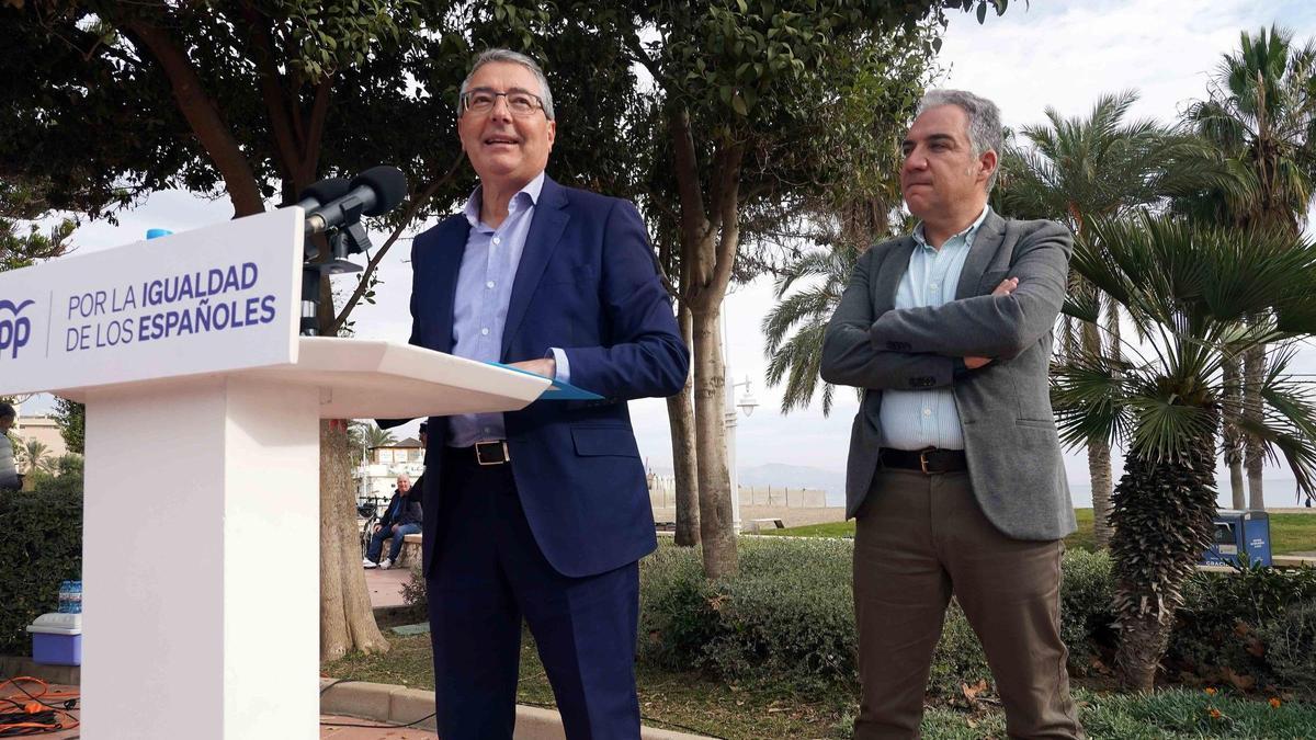 El vicepresidente del PP de Málaga Francisco Salado, junto al vicesecretario de Coordinación Autonómica, Local y Análisis Electoral del PP, Elías Bendodo, este viernes en Málaga.