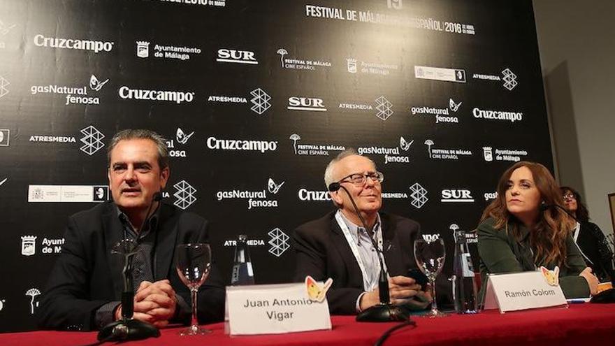 El presidente de la Federación de Asociaciones de Productores Audiovisuales de España (FAPAE), Ramón Colom (c), acompañado por el director del Festival de Cine Español, Juan Antonio Vigar, y la representante de la Aepaa-Apria, Marta Velasco.