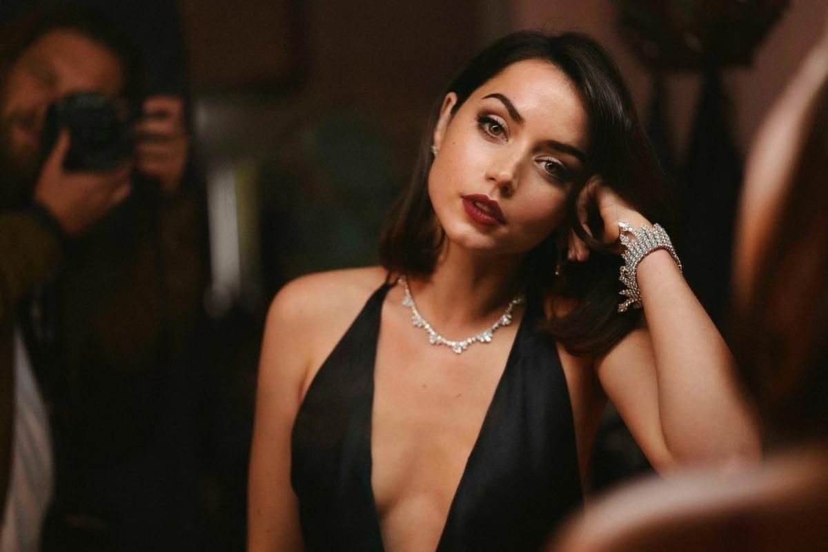 Ana de Armas, durante el rodaje de 'Sin tiempo para matar'