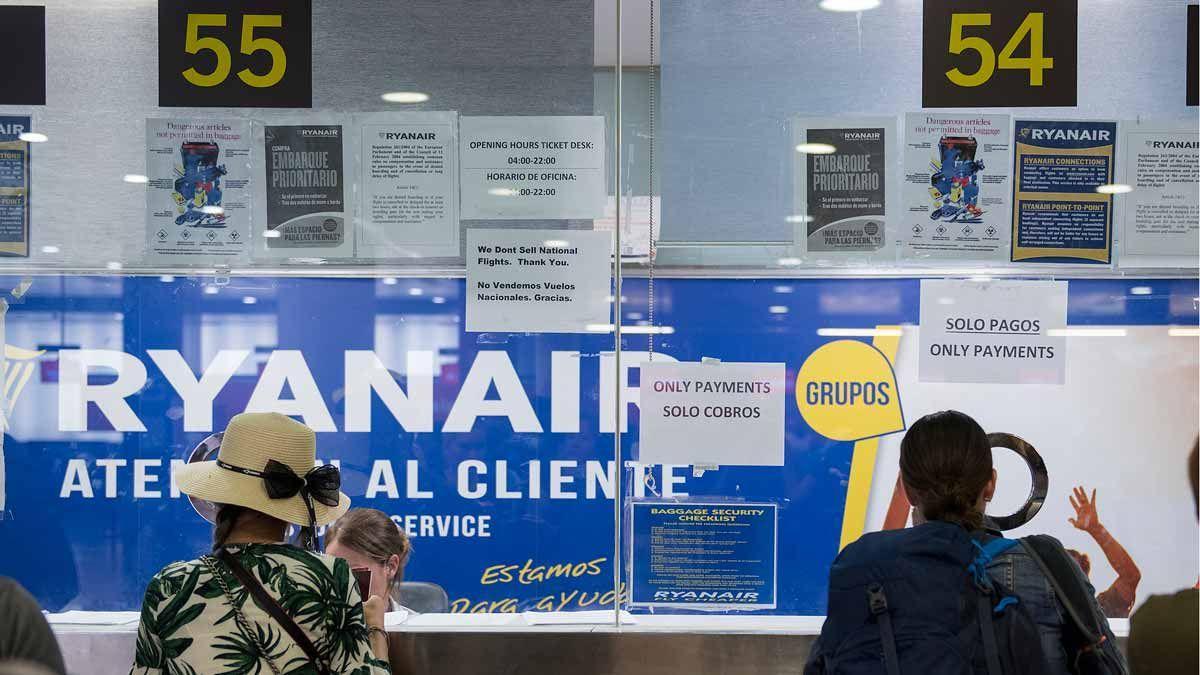 Pasajeros en los mostradores de reclamación de la compañía Ryanair en la terminal 2 del aeropuerto de El Prat