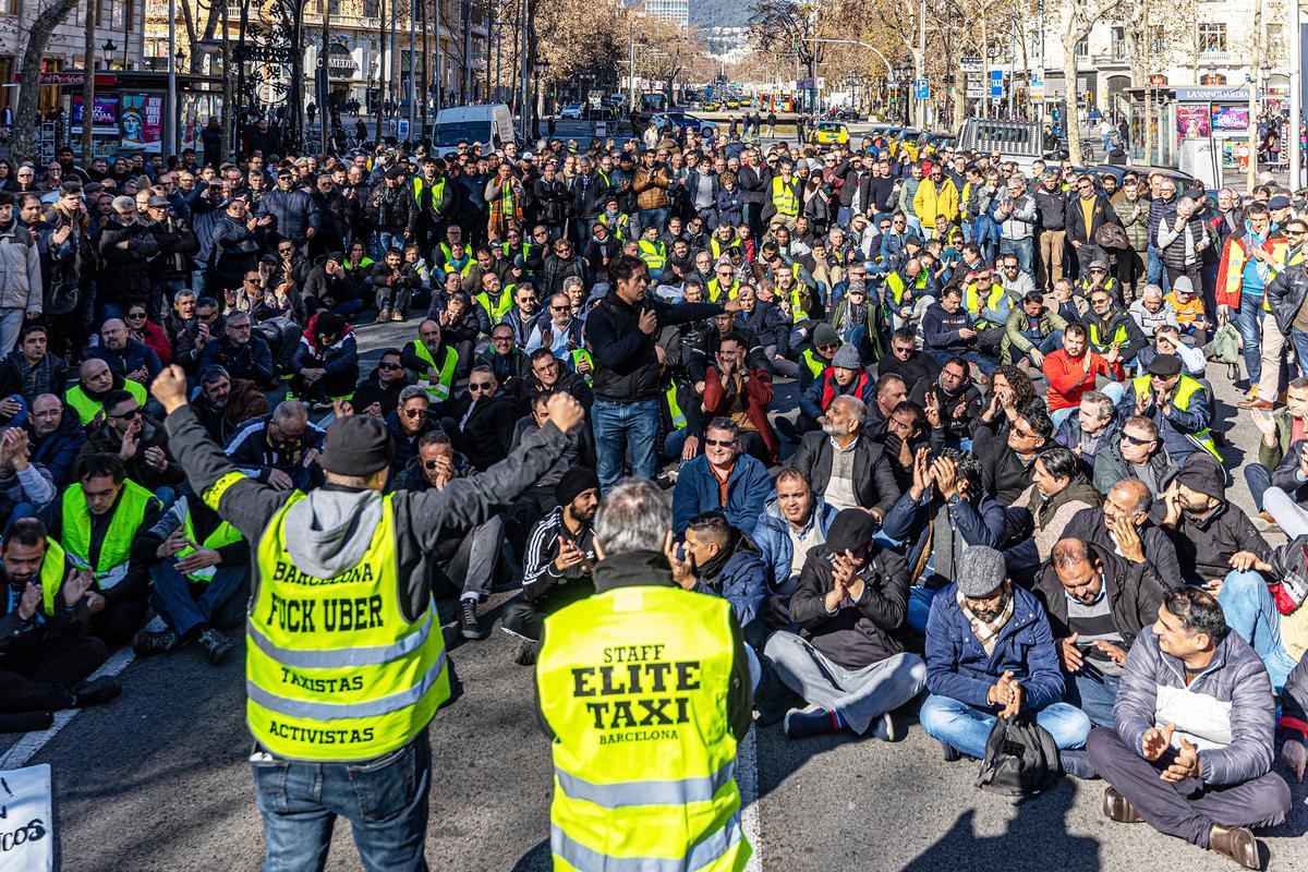 El sector del taxi, en huelga este miércoles en Barcelona, ha acordado “dar una tregua” al Govern hasta la celebración del Mobile World Congress