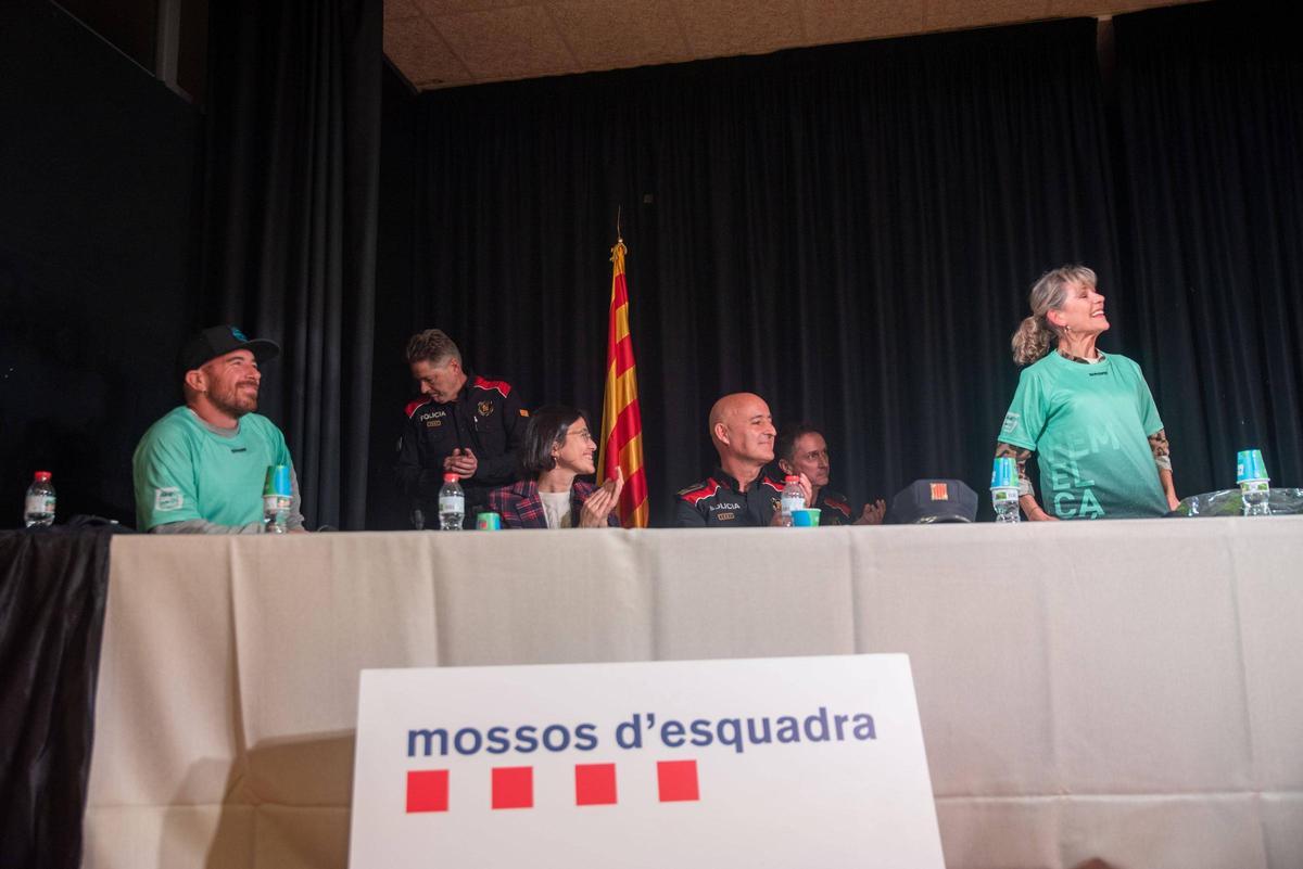 Willy Foxx i Mari Pau Huguet vesteixen la samarreta de la propera edició de la caminada "Fem el camí al teu costat", al costat dela consellera Núria Parlon i el comissari Carles Anfruns