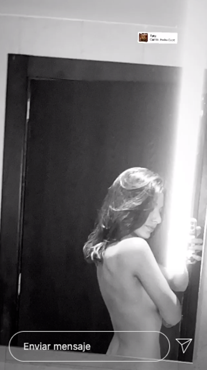 Selfie de Ana Guerra en topless en el espejo