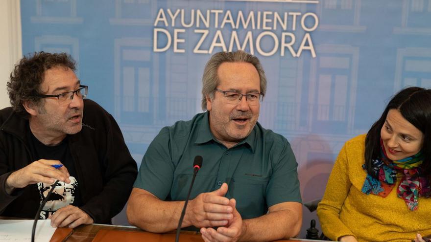 Miguel Ángel Viñas, Francisco Guarido y María Eugenia Cabezas anuncian la oferta.
