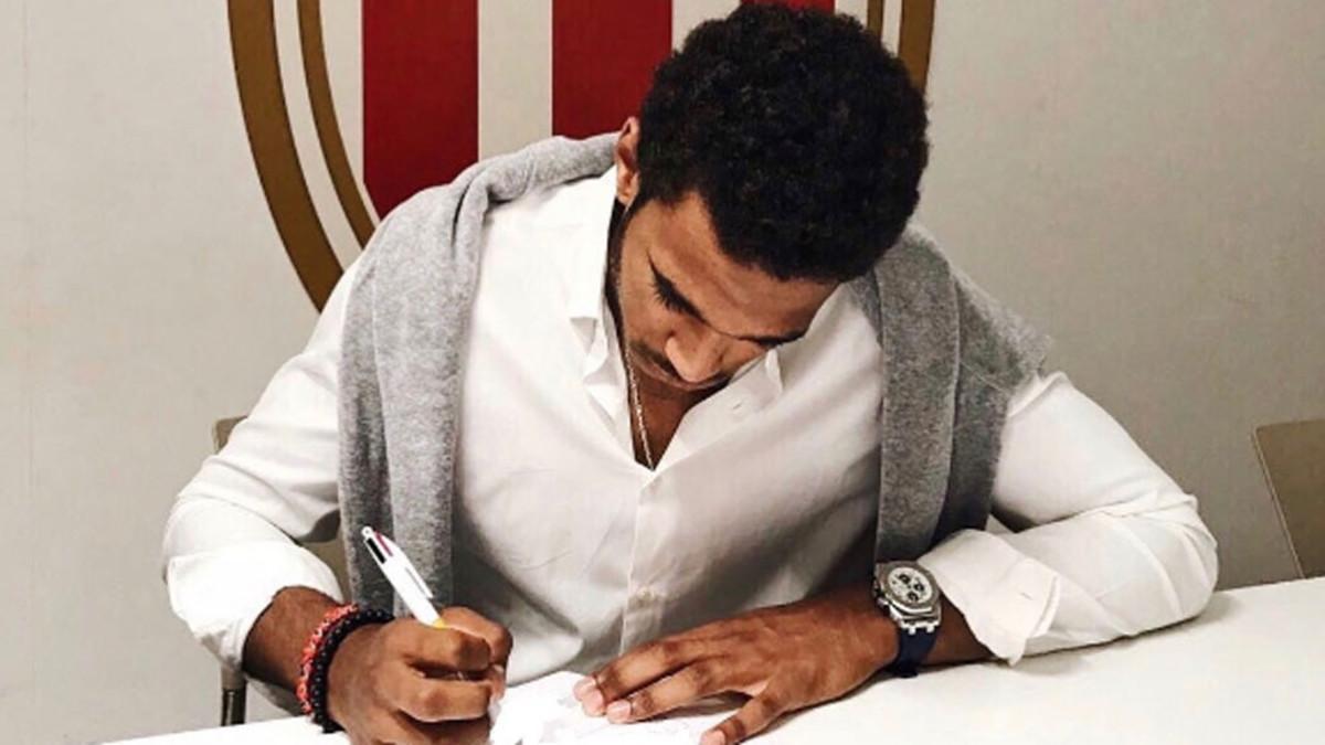 Jordi Mboula firmando su contrato con el Mònaco
