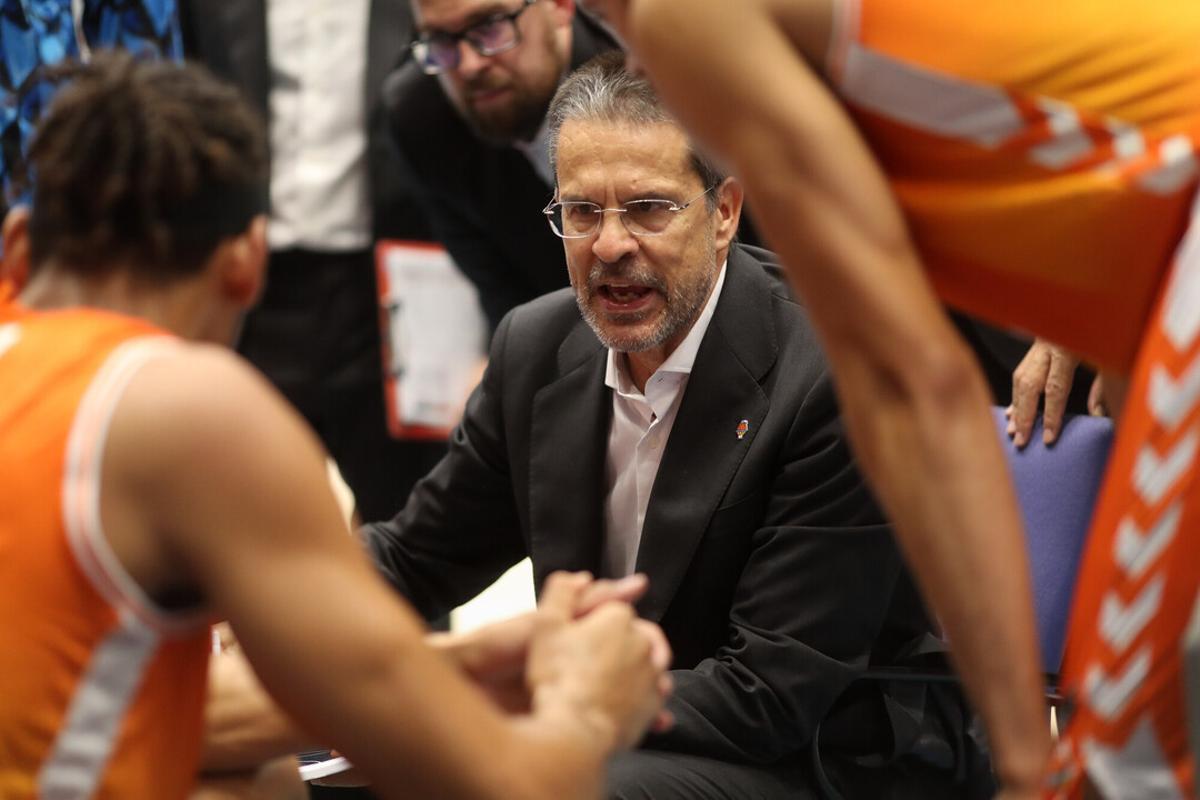 Pedro Martínez, satisfecho del trabajo de sus jugadores y del nuevo triunfo en Atenas.