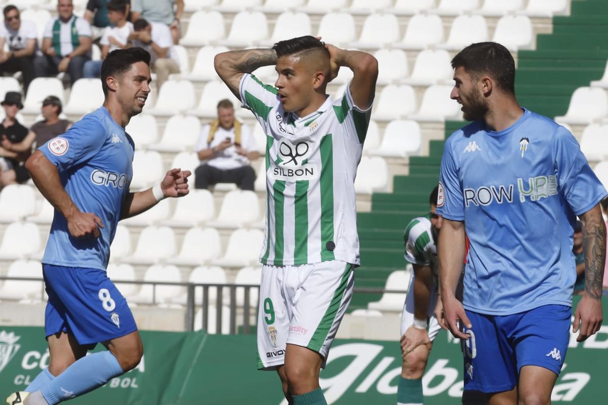 Kuki Zalazar se lamenta tras una oportunidad fallada en la recta final de partido para el Córdoba CF.