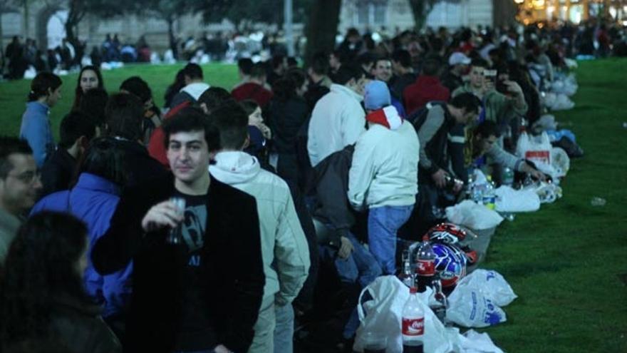 Imagen de un gran botellón celebrado en la Plaza de la Estrella, en Vigo.