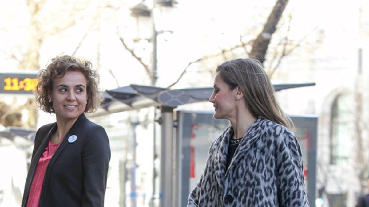 Letizia Ortiz con abrigo de estampado animal de Hugo Boss y bolso de tachuelas de Uterqüe