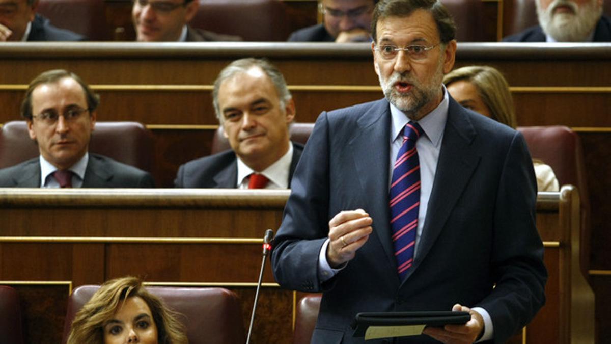 Rajoy, con el iPad en la mano y un post-it enganchado a la funda