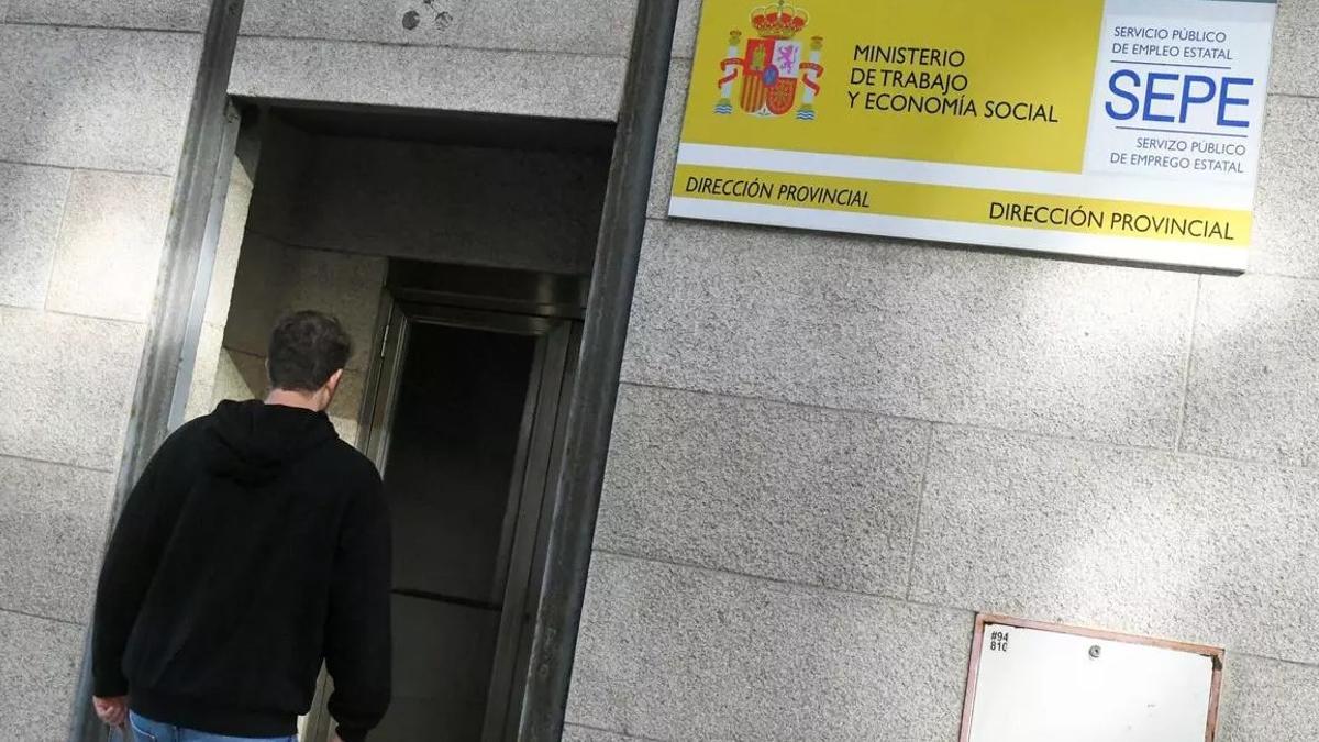 Persona entrando en unas oficinas del SEPE.