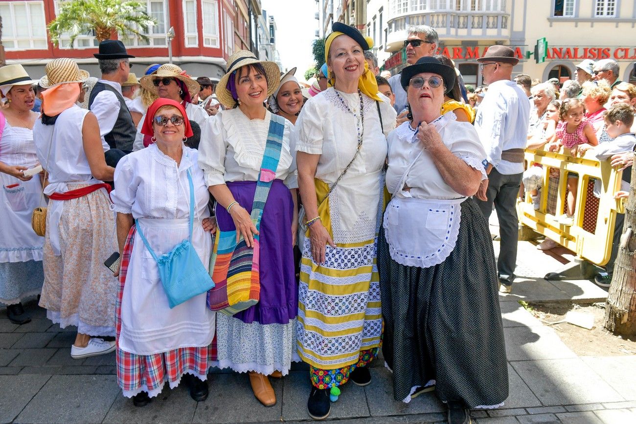 Una romería con bikini en Las Palmas de Gran Canaria