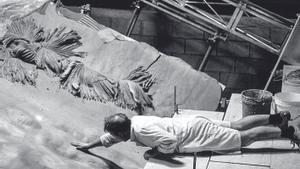 Miquel Barceló, fotografiado por Jean Marie del Moral, durante la creación del retablo