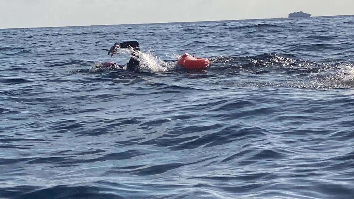 El paratriatleta Javier Vergara cumple con éxito su reto de 5km de natación por una causa benéfica