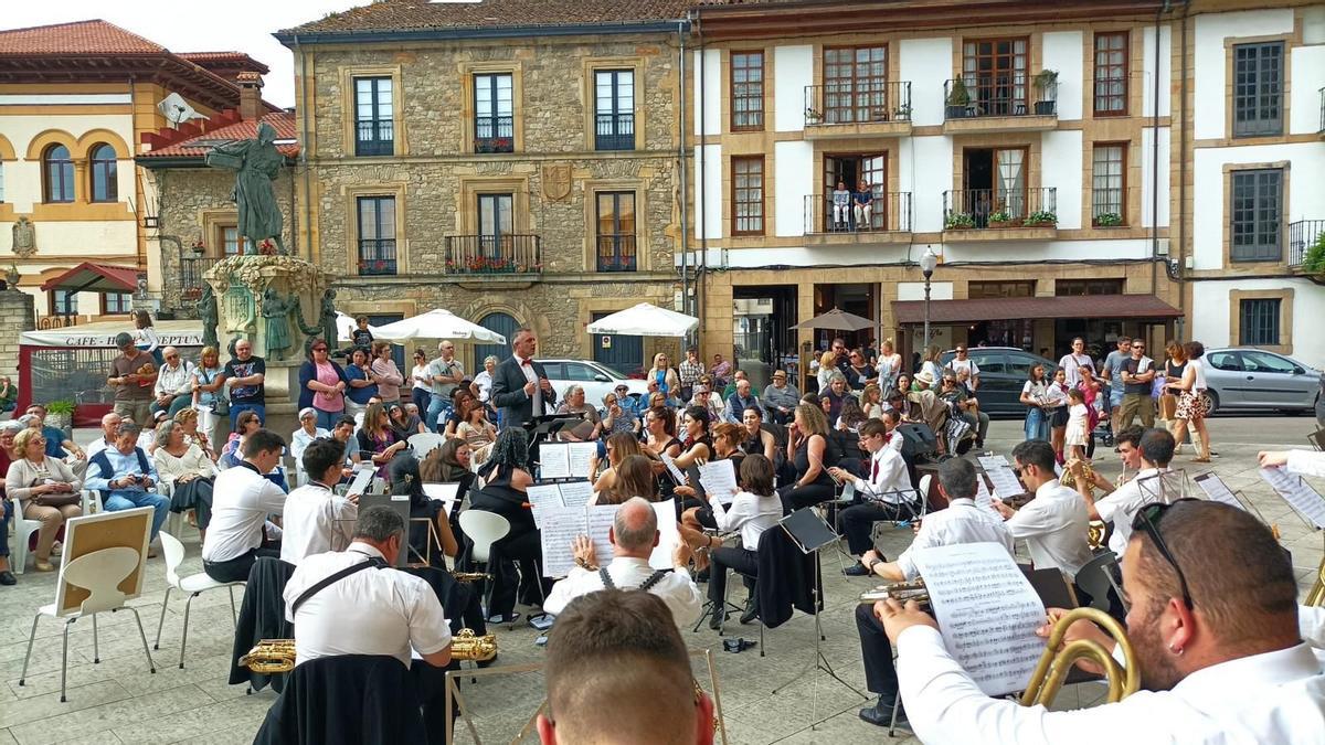 Los integrantes de la Banda de Música de Villaviciosa, en un concierto ante el teatro Riera.