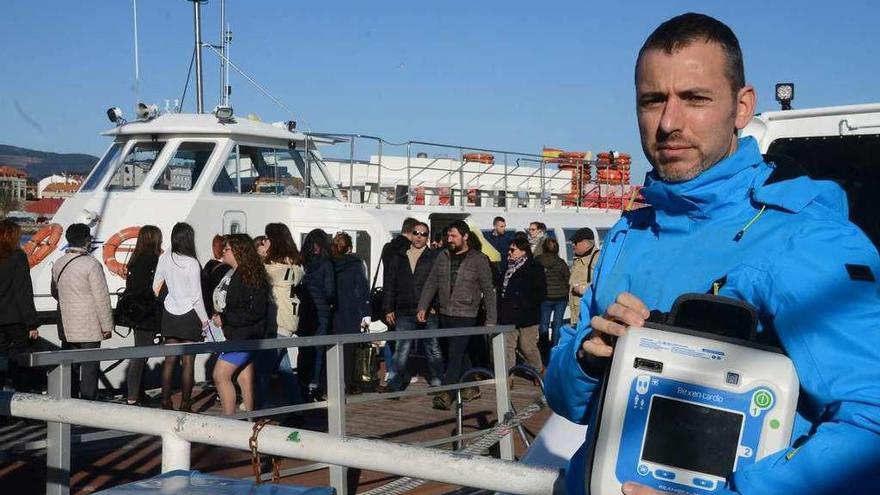 El técnico en urgencias sanitarias Óscar Graña, ayer con un desfibrilador en el muelle de Cangas. // G.N.