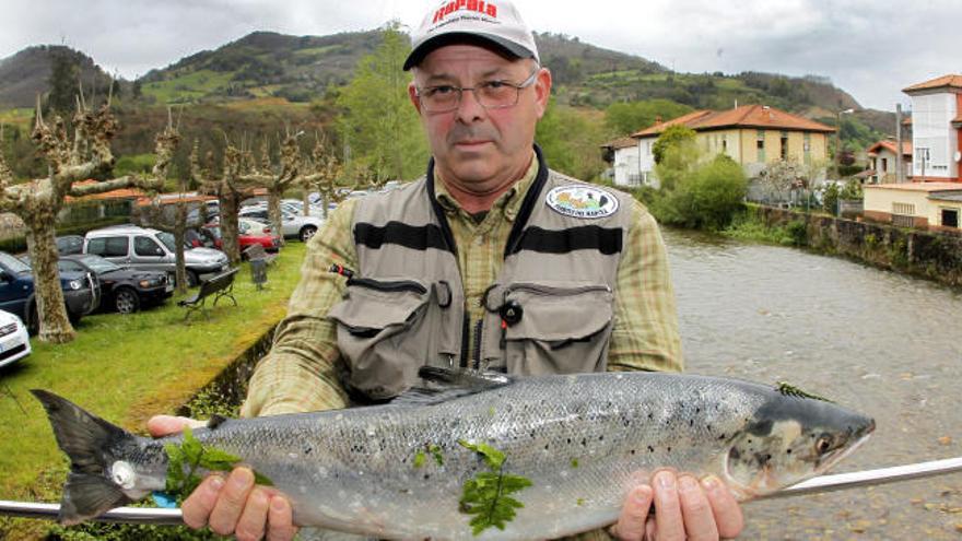 Un vecino de Pontedeume pesca el campanu en el río Eo