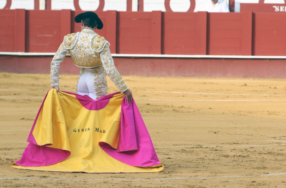 Las imágenes de la tercera corrida de abono de la feria taurina de Málaga en La Malagueta.