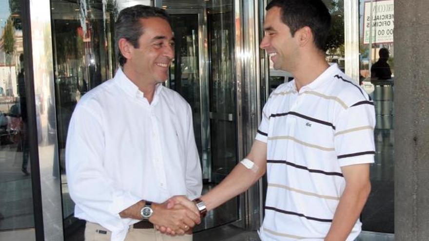 El centrocampista Ricardo Páez coincidió en el hospital Rey Don Jaime con el ex vicepresidente del Consell Víctor Campos.