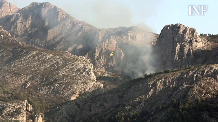 Fuego en la Marina Baixa: Hidroaviones en el incendio forestal entre Guadalest y Beniardà