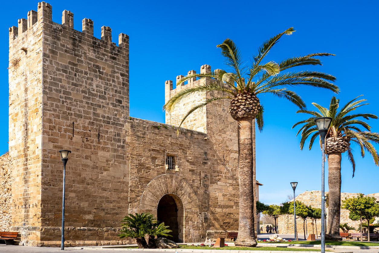 La 'Porta del Moll' da la bienvenida a la ciudad.