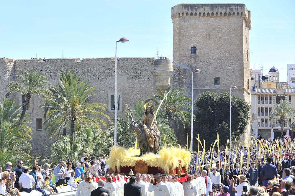 El calor es el gran protagonista en la procesión del Domingo de Ramos en Elche