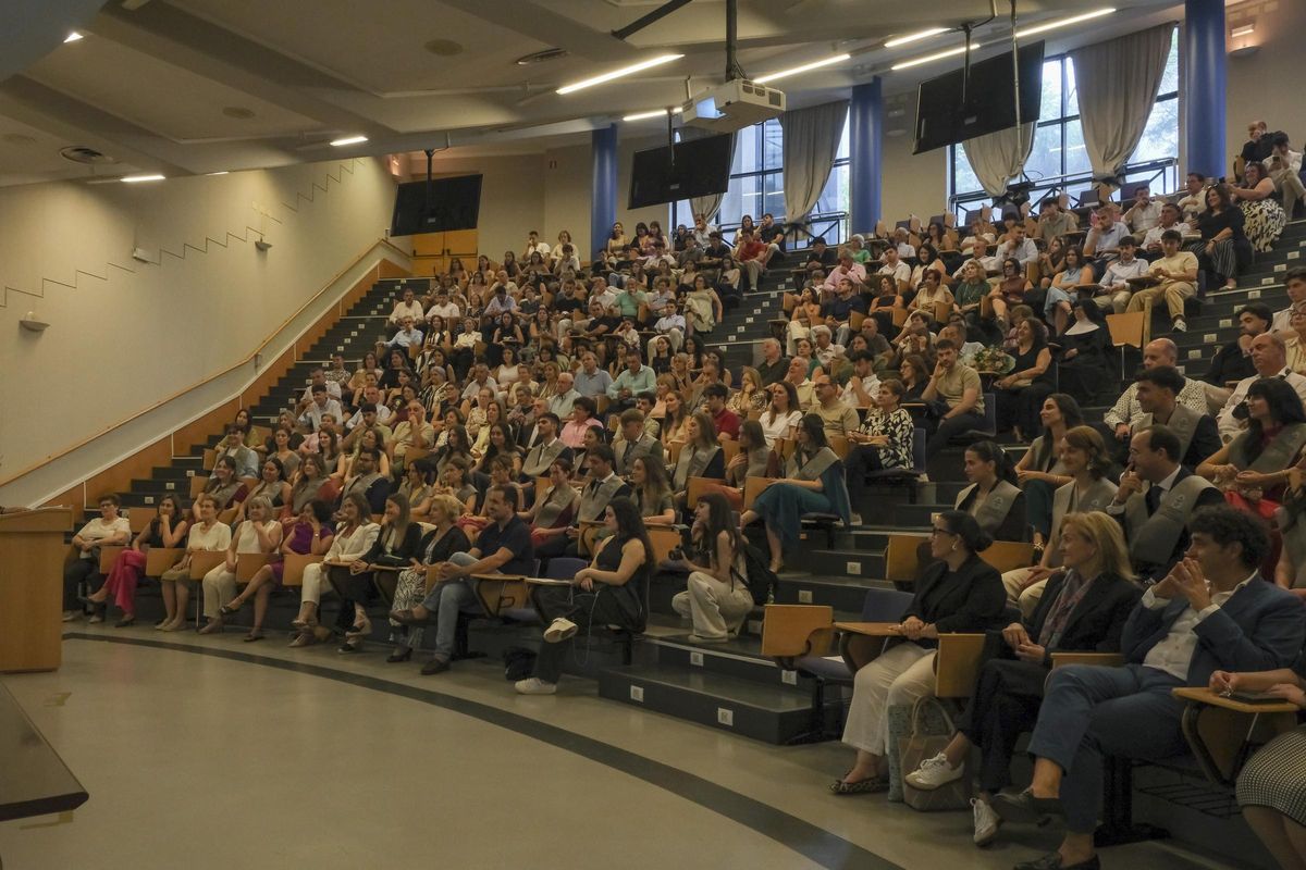 Un momento del acto de graduación de las nuevas enfermeras.