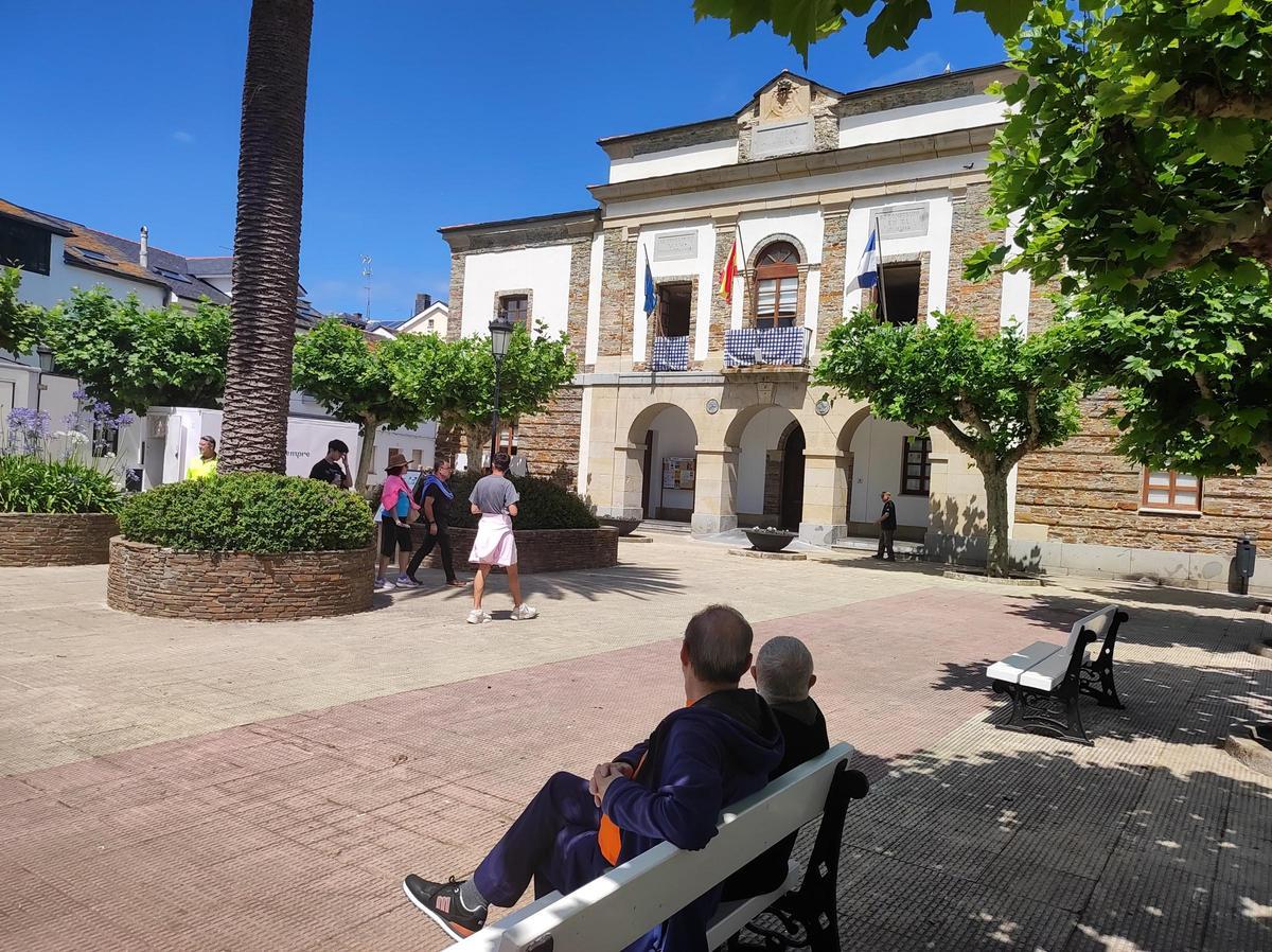 La casa consistorial con los pañuelos gigantes que decoran los balcones.